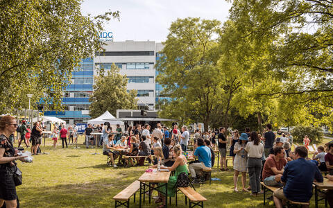 Visitors of the summer party on the Campus Buch