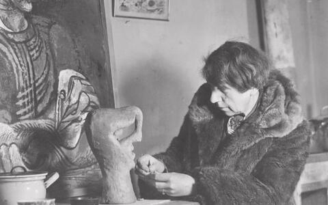 Jeanne Mammen at work on the sculpture "Male Head