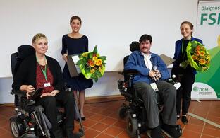Marion Haase (Vorsitzende der FSHD-Diagnosegruppe), Dr. Edyta Blasczcyk (1. Preisträgerin), Benjamin Bechtle (Vorstandsmitglied DGM), Dr. Stefanie Meyer (2. Preisträgerin)